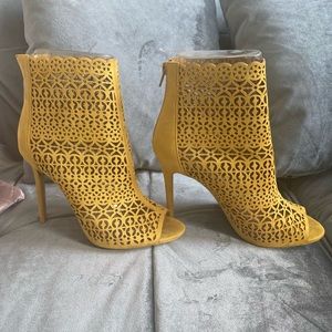 Like new. Aldo Yellow peep toe bootie!